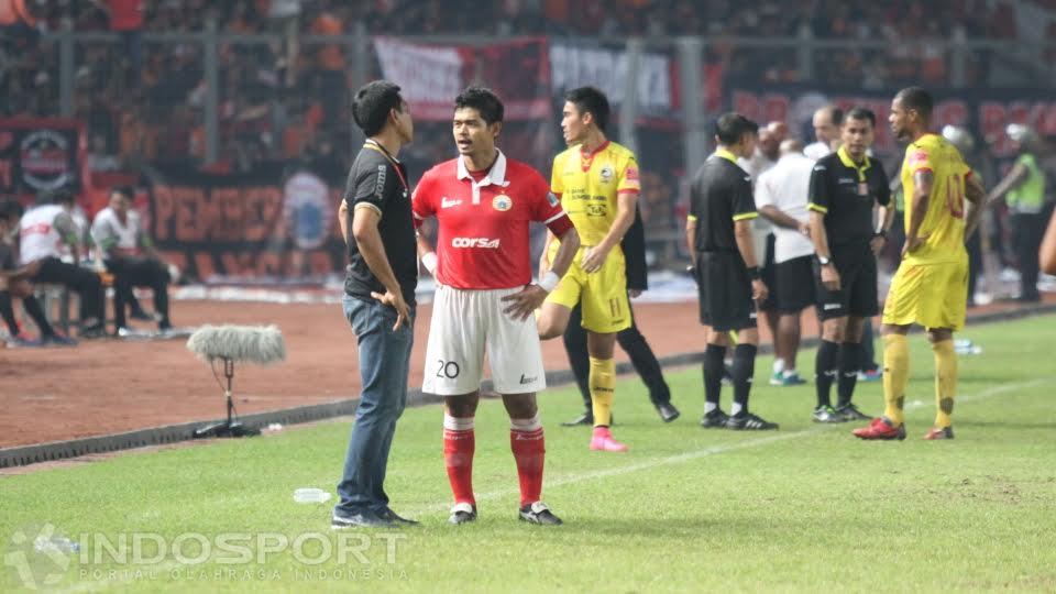 Bambang Pamungkas berbincang dengan pelatih Sriwijaya FC saat laga dihentikan.